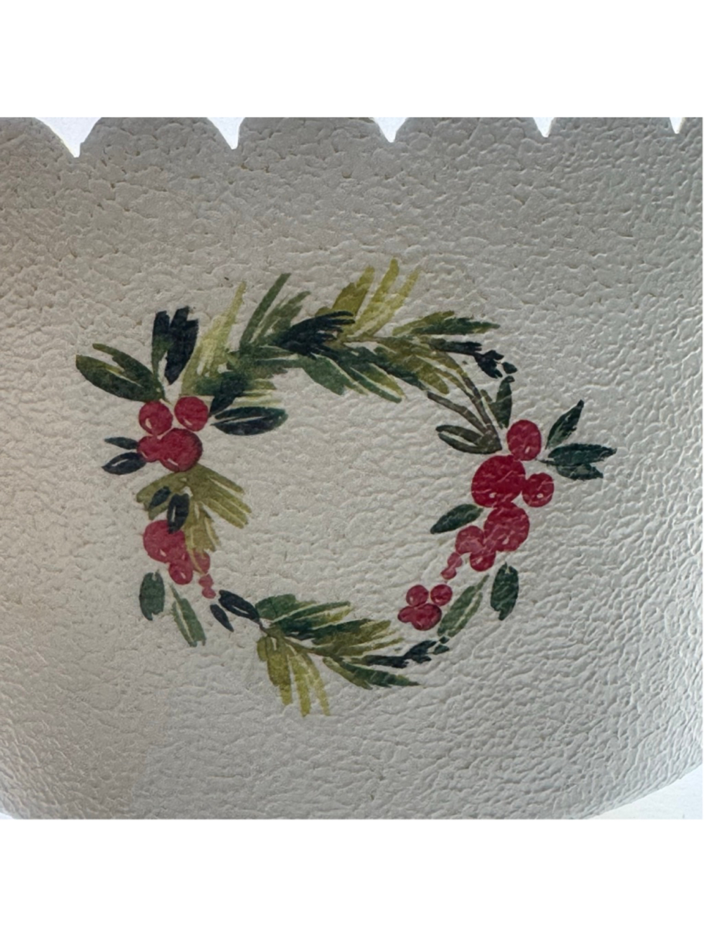 Vintage Christmas Toleware Bowl Scalloped Edge Berry Wreath Metal Bowl Cottageco - Picture 3 of 8
